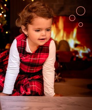The magic of dot painting through a child’s eyes. ✨ A little girl discovers her dot-painted artwork. Simple, joyful...